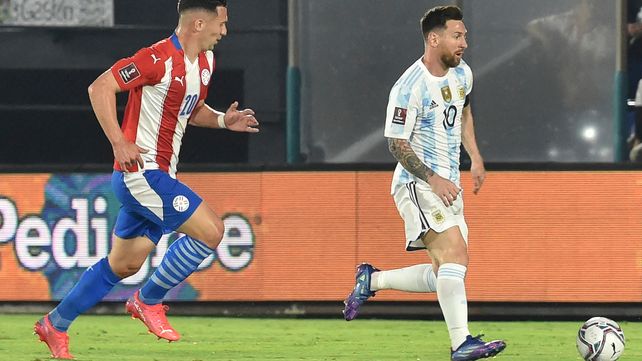 Messi encara bajo la atenta marca de Morel.