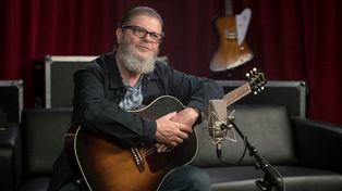 El Gurú. Gustavo Santaolalla no se inmuta por las críticas recibidas por “Rompan todo” y sigue su marcha en la industria de la música y los videojuegos.