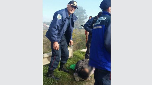 Iban al almuerzo del Día del Bombero y pararon a asistir a un hombre al costado de la ruta