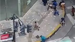 Un intento de robo terminó en una lluvia de billetes que sorprendió a los vecinos de Belgrano, en Caba. (Foto: Captura de video).