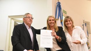 Marcos Abiad recibe la distinción de manos de María Eugenia Schmuck, presidenta del Concejo, y Verónica Irizar, autora del proyecto.