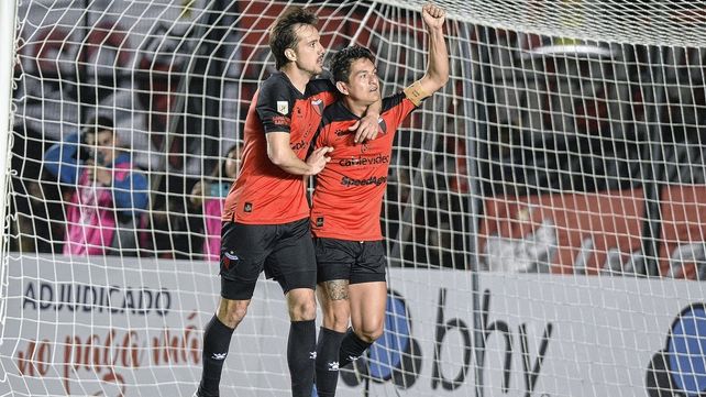 El Pulga Rodríguez marcó los dos goles en el triunfo de Colón.