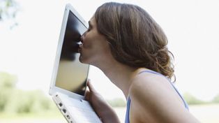 Los pros y contras de buscar pareja revisando perfiles en las redes sociales