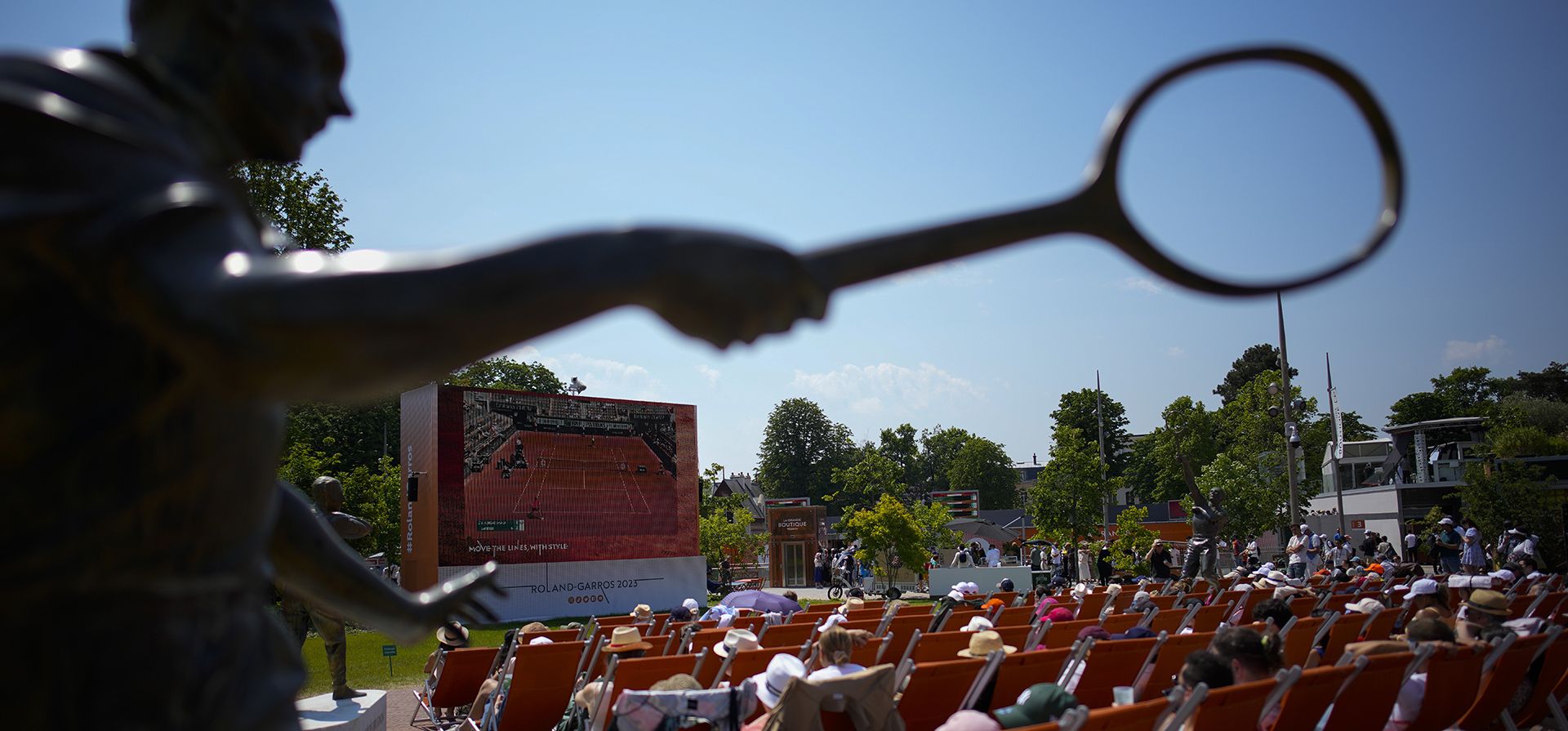 Aficionados al tenis ven el partido de cuartos de final del Abierto de Francia entre Ons Jabeur de Túnez y Beatriz Haddad Maia de Brasil en el estadio Roland Garros de París, el miércoles 7 de junio de 2023. (Foto AP/Christophe Ena) Aficionados al tenis ven el partido de cuartos de final del Abierto de Francia entre Ons Jabeur de Túnez y Beatriz Haddad Maia de Brasil en el estadio Roland Garros de París, el miércoles 7 de junio de 2023. (Foto AP/Christophe Ena)
