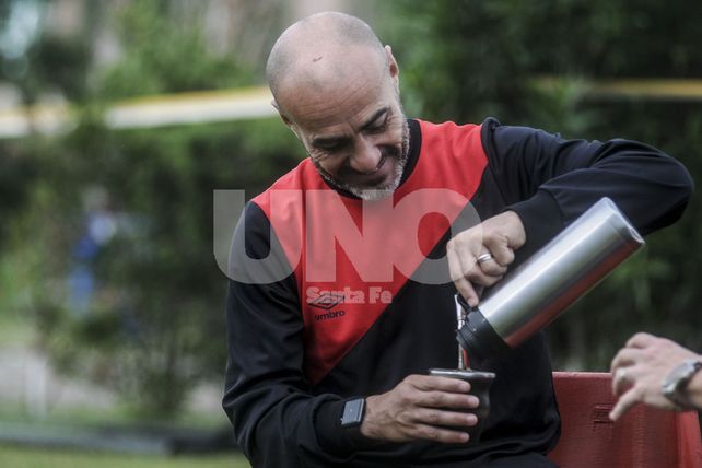 El mate fue protagonista principal de la extensa charla que mantuvo Ovación con el técnico sabalero.