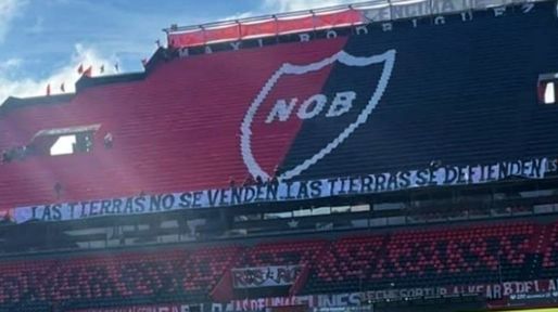 Bandera contra la ley de tierras en Newells: por qué se decidió retirarla de la tribuna