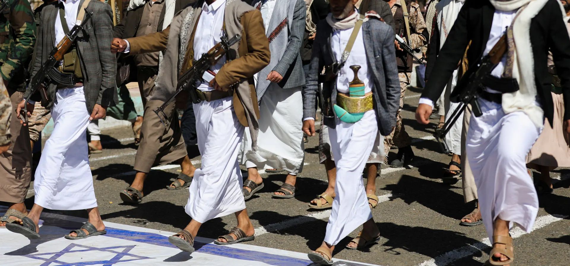 Nuevos reclutas hutíes marchan con banderas israelíes y estadounidenses durante un desfile, Sana Nuevos reclutas hutíes marchan con banderas israelíes y estadounidenses durante un desfile, Sana