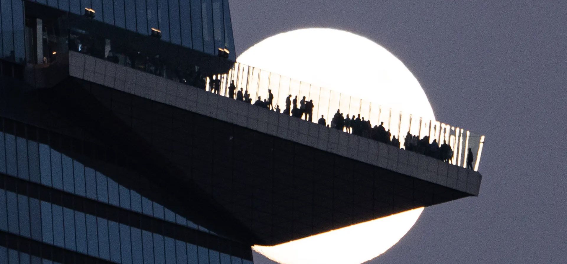 Nueva York, EE. UU. La luna llena se eleva detrás de la plataforma de observación de EdgeNYC en Hudson Yards, vista desde Hoboken, Nueva Jersey. Fotografía: Lokman Vural Elibol/Agencia Anadolu/Getty Images