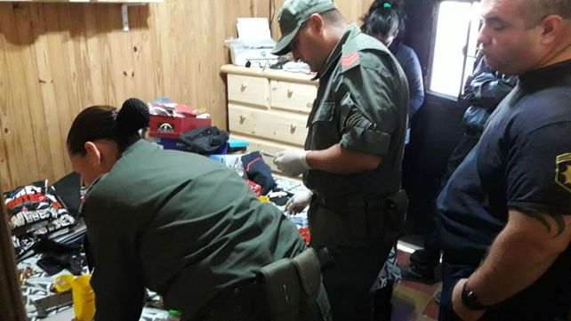 Efectivos de Gendarmería Nacional en el allanamiento en el Comando Radioeléctrico.