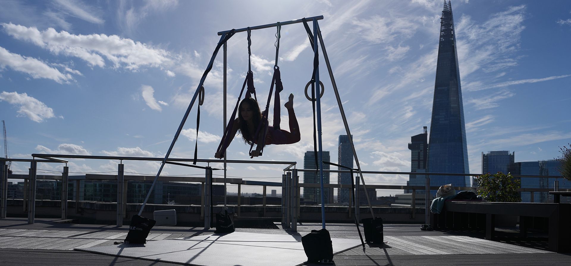 Juliana Campos, especialista en movimiento brasileño y Pilates, realiza una demostración durante una presentación para la prensa en The Deck, en Londres, antes del lanzamiento de lo que los organizadores describen como la primera práctica privada e individual de Pilates Acrobático del Reino Unido, el martes 13 de octubre de 2026. (Foto AP/Kin Cheung) Juliana Campos, especialista en movimiento brasileño y Pilates, realiza una demostración durante una presentación para la prensa en The Deck, en Londres, antes del lanzamiento de lo que los organizadores describen como la primera práctica privada e individual de Pilates Acrobático del Reino Unido, el martes 13 de octubre de 2026. (Foto AP/Kin Cheung)