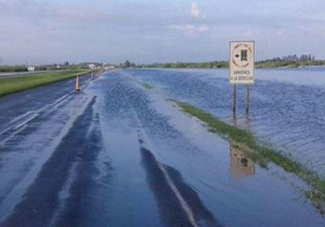 Cortan la autopista a Rosario por desborde del arroyo Colastiné