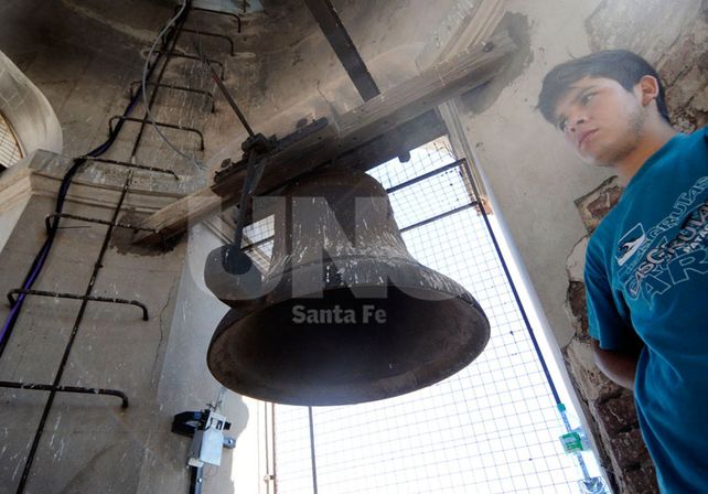 Limpieza. Un operario de la empresa lleva adelante la refacción del antiguo reloj de la parroquia.