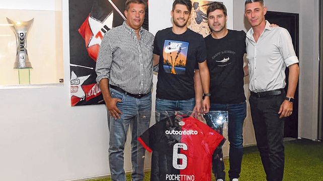 Regalo. Pochettino recibió una camiseta leprosa con el Nº 6 y posó junto a su hijo