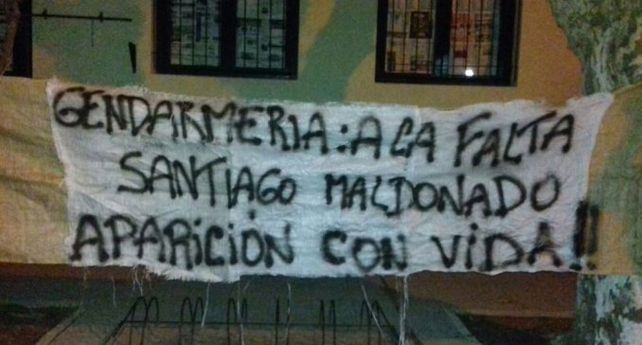 Colgaron una bandera pidiendo por Maldonado en la escuela donde debía votar