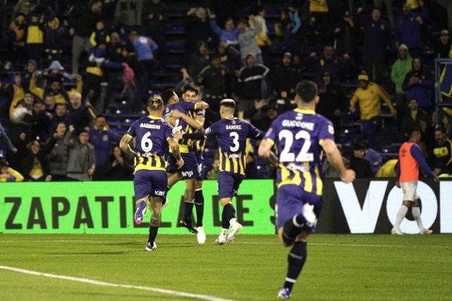 El pibe Giménez anotó el gol del triunfo y todos los canallas corren a abrazarlo.
