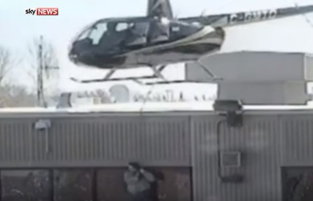 Un video muestra a dos presos escaparse aferrados a un helicóptero