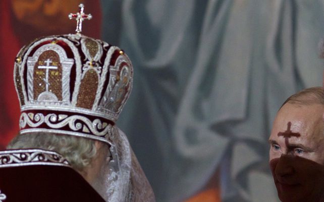 Guerra Rusia - Ucrania. En la Catedral de Moscú, el presidente Vladimir Putin con Vladímir Mijáilovich Gundiáyev, patriarca de la Iglesia Ortodoxa rusa. 