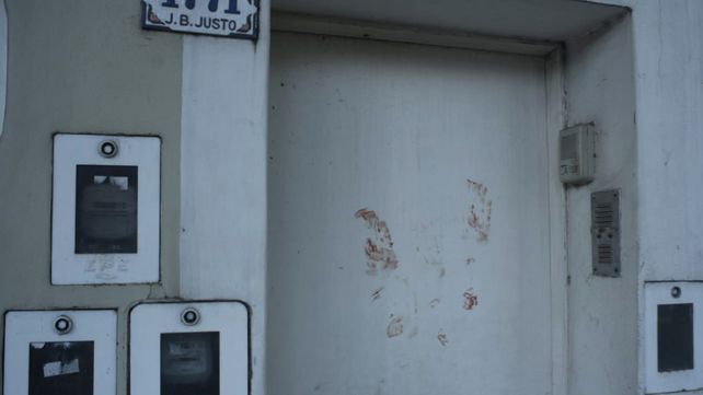 En la puerta de la casa de Pérez quedaron marcadas las manos ensangrentadas de la víctima.