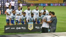El plantel de Central posa con la camiseta 10 de la selección argentina de Maradona. Emoción gigante en la previa. El plantel de Central posa con la camiseta 10 de la selección argentina de Maradona. Emoción gigante en la previa.