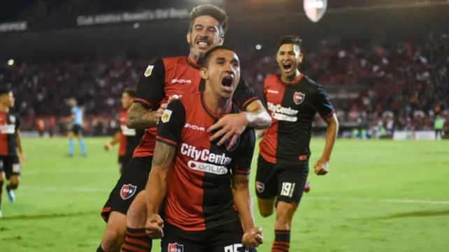 Gustavo Velázquez festeja su gol ante Banfield
