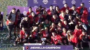 La alegría es solo rojinegra. Las mujeres de Newells, campeonas de la Copa Federal tras una gran final ante Boca.