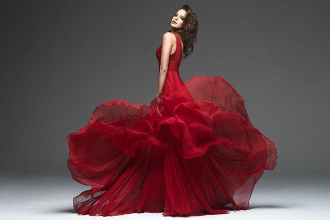 Mujer fashion con vestido rojo