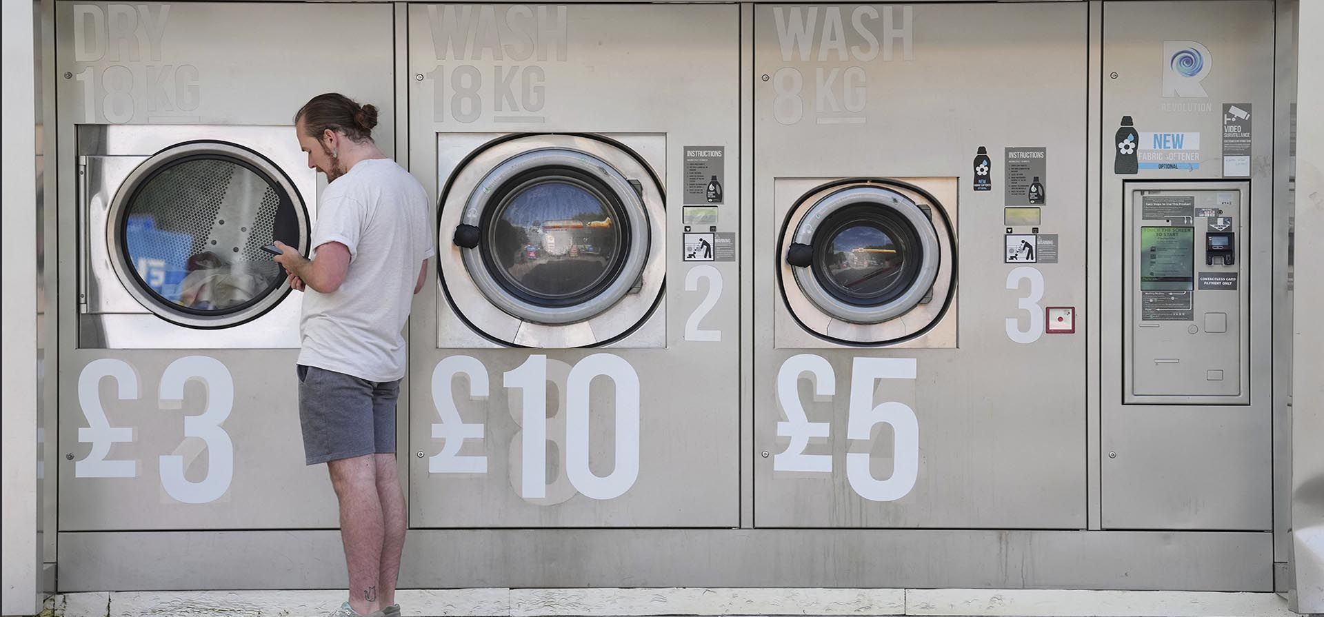 Los precios modificados se ven en una lavandería de autoservicio en Manchester, Inglaterra, el martes 7 de septiembre de 2022. Según algunos informes, más de 1 millón de personas más se verán obligadas a vivir en la pobreza este invierno, lo que llevará los niveles de privación del Reino Unido a su nivel más alto durante dos décadas, incluso si el gobierno congela los precios de la energía en los niveles actuales.