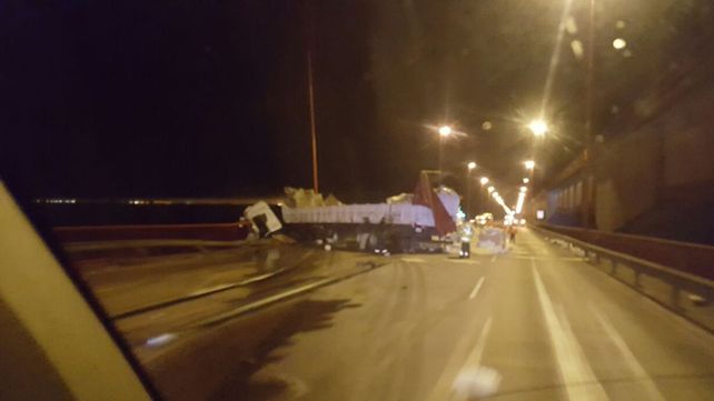 Un camión chocó y quedó colgado sobre el puente Zárate-Brazo Largo
