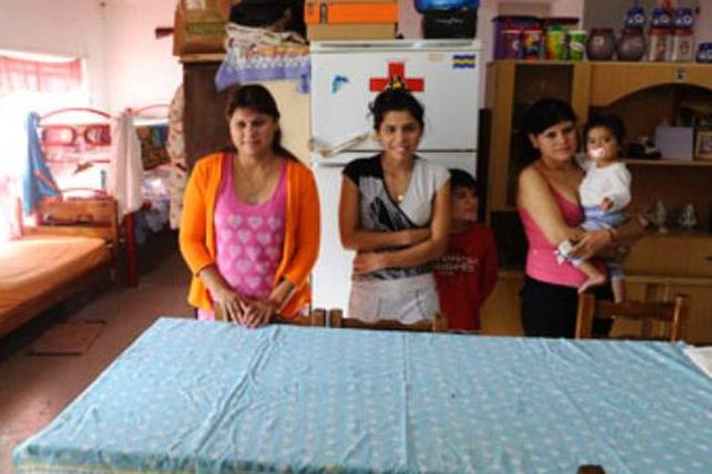 Una familia con seis hijos vive en la sala de jard&iacute;n de una escuela rural