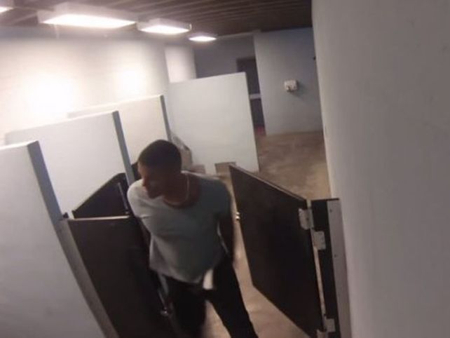 Polémico video: ¿Cómo reaccionarías si escucharas una violación en un baño?