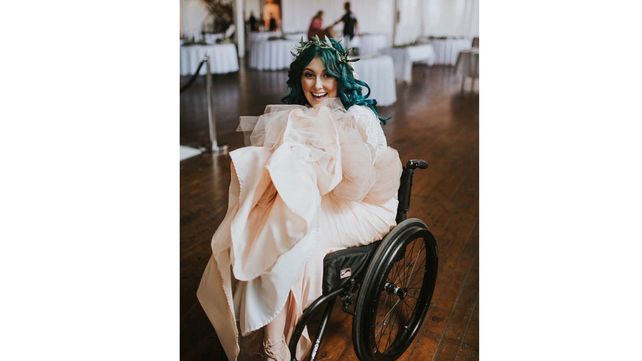 Pasó años usando una silla de ruedas y sorprendió a todos en su boda caminando hacia el altar