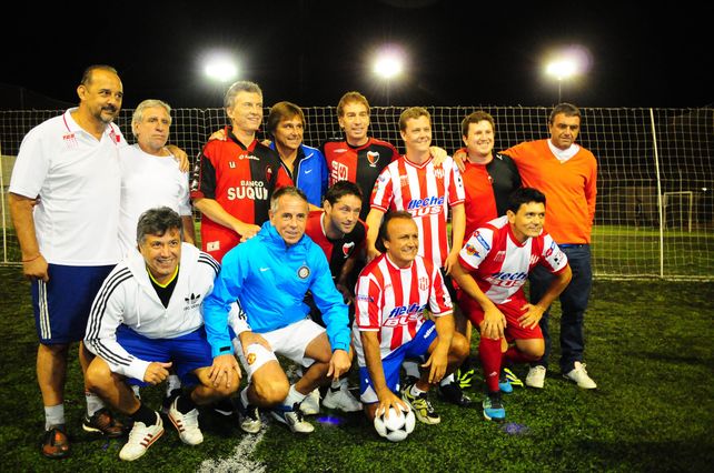 En la previa del partido contra Boca, Macri se puso la remera de Colón