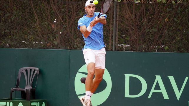 En el aire. Francisco Cerúndolo se esfuerza ante Skatov. Argentina y Kazajistán no se dieron tregua en la Copa Davis.