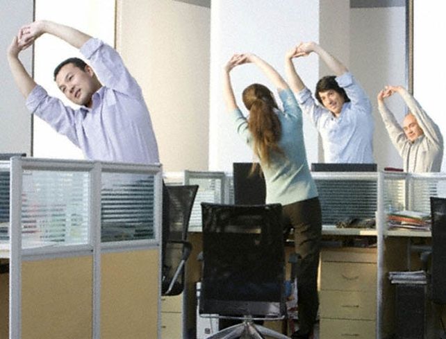 Cada vez más empleados que aprovechan el tiempo en la oficina para hacer ejercicio