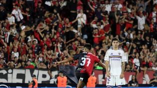 Corre Luciano Lollo para asegurar el triunfo de Newells sobre Boca. La mala puntería ya había hecho lo suyo.