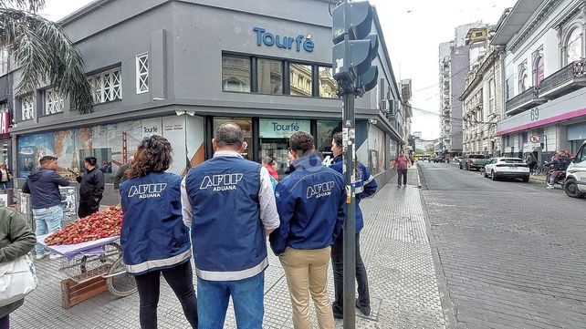 Dólar: realizan operativos en el microcentro santafesino en busca de frenar las operaciones en el mercado informal