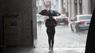 Rosario quedó bajo doble alerta meteorológica por tormentas y vientos fuertes