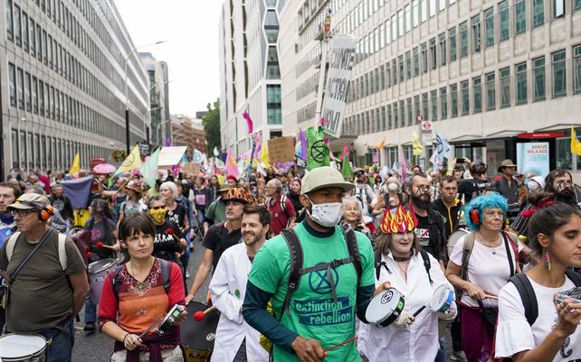 Manifestantes marchan frente al Departamento de Negocios