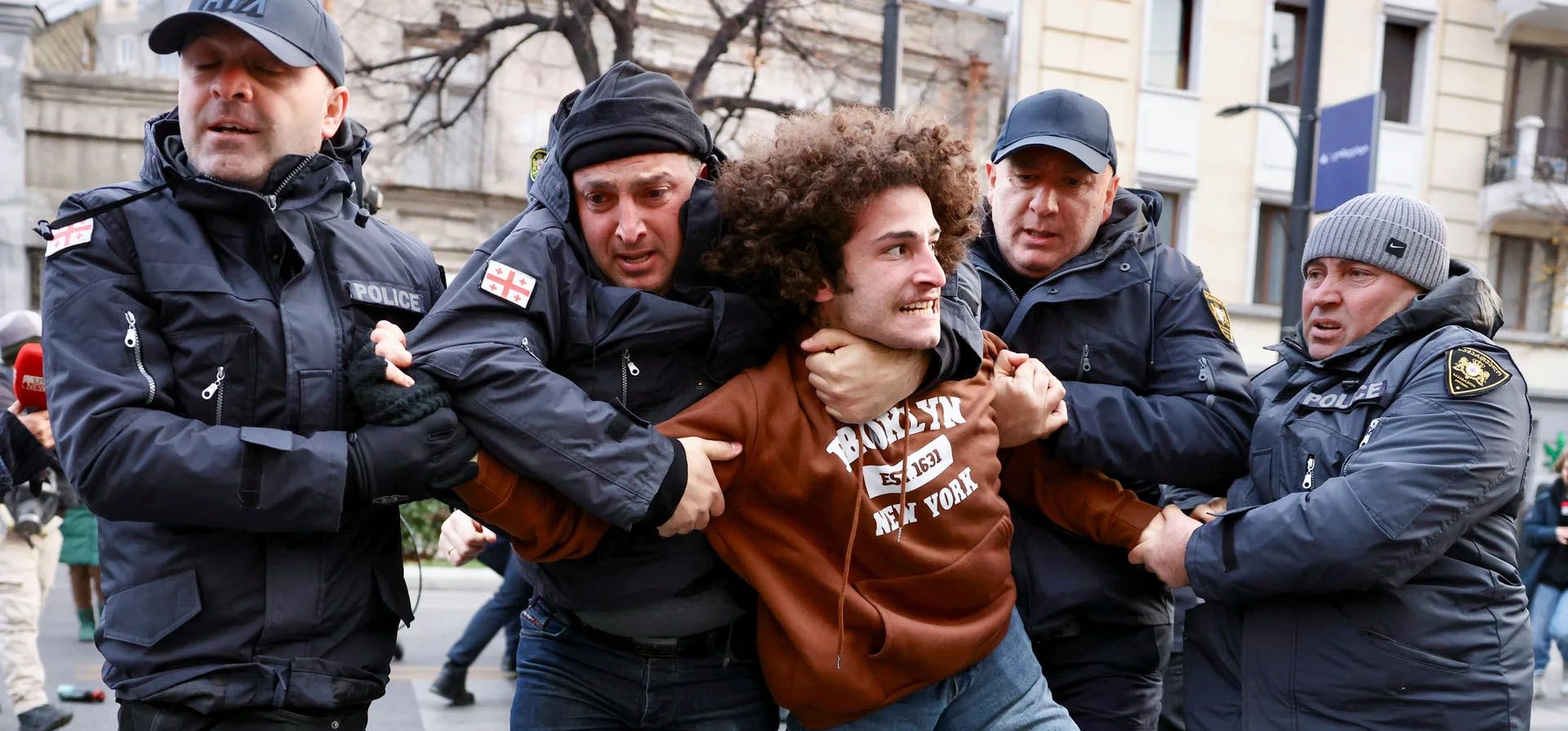 Agentes de policía desalojan a un manifestante de la oposición mientras realizan detenciones durante una manifestación contra los resultados de las recientes elecciones parlamentarias del país, Tiflis, Georgia. Fotografía: Guram Muradov/Reuters Agentes de policía desalojan a un manifestante de la oposición mientras realizan detenciones durante una manifestación contra los resultados de las recientes elecciones parlamentarias del país, Tiflis, Georgia. Fotografía: Guram Muradov/Reuters
