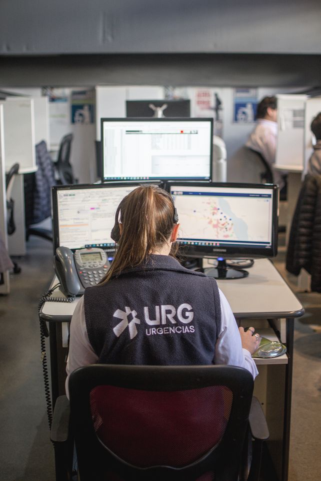 La atención directa en el Centro Coordinador de Urgencias la hacen estudiantes de medicina capaces de registrar la gravedad de una consulta y accionar a través de los protocolos de la empresa. 