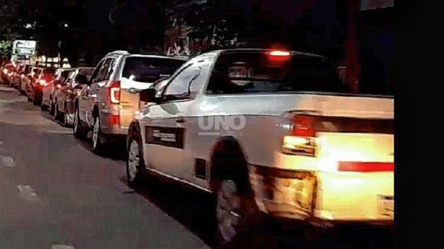 Cuadras de fila para cargar combustible en estaciones YPF de Santa Fe.