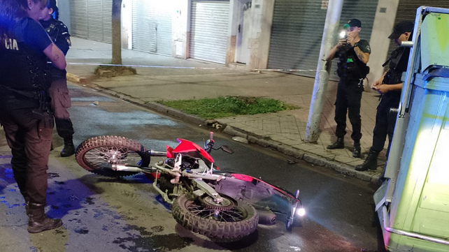 La moto en la que iban los sospechosos terminó derrapando en Mendoza al 7300.