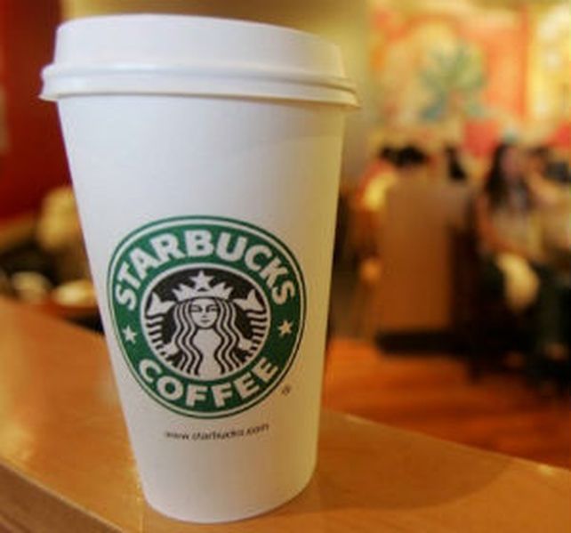 El tabloide Apple Daily en Hong Kong publicó las imágenes de esa dudosa práctica junto con un reporte que decía que el equipo de Starbucks sacaba agua del baño público.