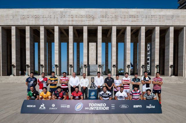 Los capitanes de los distintos equipos que participarán del Torneo del Interior A estuvieron en Rosario el día de la presentación y eligieron el Monumento para la icónica foto. FOTO. Gentileza Prensa UAR.