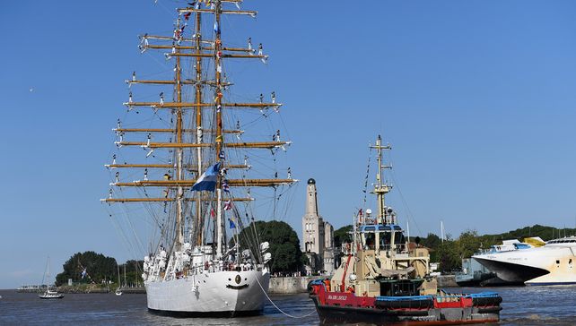 Familiares despidieron a tripulantes de la fragata Libertad, que partió en un viaje de instrucción de seis meses