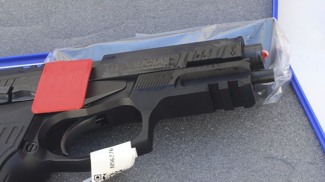Las nuevas pistolas de la policía tienen un marcaje y llevan la leyenda provincia de Santa Fe