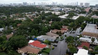 Los aguaceros y las inundaciones posteriores bloquearon calles y autopistas e hicieron flotar vehículos.