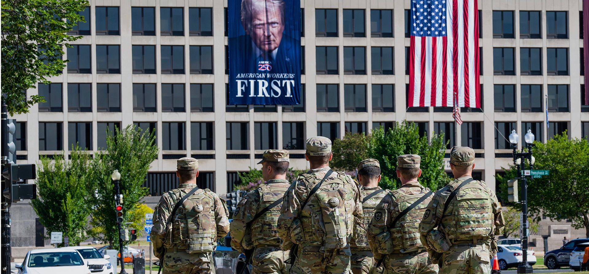 Soldados de la Guardia Nacional de Virginia Occidental patrullan un Mall cerca del Departamento de Trabajo en Washington, donde se exhibe un póster del presidente Donald Trump, setiembre de 2025. (Foto AP/J. Scott Applewhite, Archivo) Soldados de la Guardia Nacional de Virginia Occidental patrullan un Mall cerca del Departamento de Trabajo en Washington, donde se exhibe un póster del presidente Donald Trump, setiembre de 2025. (Foto AP/J. Scott Applewhite, Archivo)
