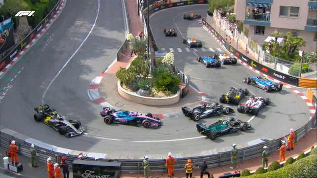 Franco Colapinto ya se había tocado con Hulkenberg en la segunda largada y quedaba atrás. Después de la horquilla tocaría a Sainz. Un mal cierre en Mónaco para el argentino.