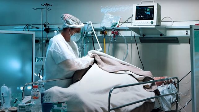 El trabajo realizado por la Junta Municipal de Seguimiento Sanitario Covid-19 se viralizó en las redes sociales. Muestra el esfuerzo y sacrificio que deben realizar los trabajadores de la salud ante el avance de la pandemia.